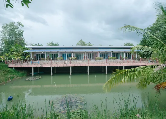 รีสอร์ท เรือนชมดาว *